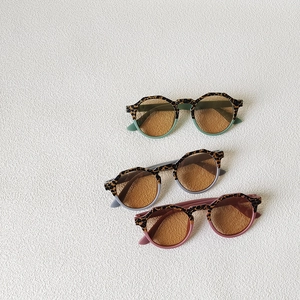 Lunettes de soleil rondes léopard enfant en vert menthe, gris clair et rose mat