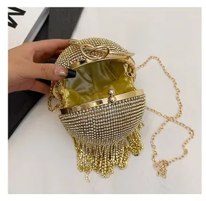Dettaglio dell'interno di una borsa da sera rotonda con strass e fodera in raso dorato