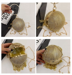 Dettagli della borsa a sfera dorata con strass e nappe metalliche dal design elegante