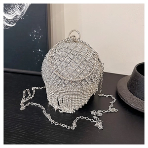 Dettaglio borsa da sera sferica con strass densi e nappe scintillanti in argento