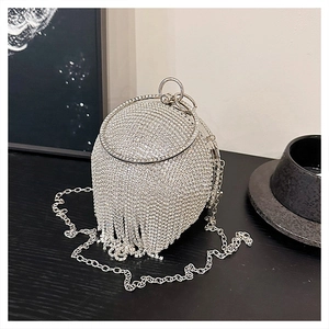Dettaglio borsa da sera sferica argento con strass scintillanti e decorazione a nappa