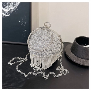 Dettaglio della borsa da sera sferica con strass argento e nappe scintillanti