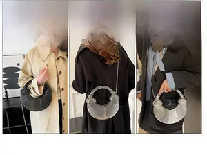 Détails des sacs demi-lune en acrylique noir et transparent avec bandoulière chaîne