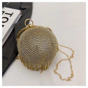 Dettaglio borsa da sera sferica di lusso con strass e lunghe nappe scintillanti