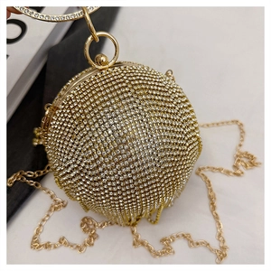 Dettaglio della borsa da sera sferica con strass e manico circolare in cristallo