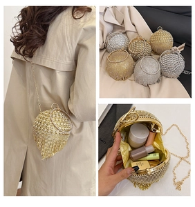 Dettaglio della pochette da sera con strass che mostra l'interno e la catena dorata