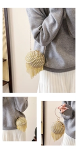 Dettaglio di una borsa da sera sferica dorata con strass e frange in metallo fluido