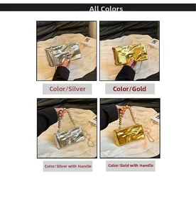 Dettaglio di borse da sera in acrilico pieghettato metallizzato oro e argento con manici