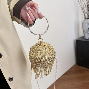 Elegante borsa da sera sferica dorata con strass, nappe in metallo e manico ad anello