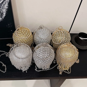 Borse da sera a sfera di lusso con strass, manici in metallo e dettagli nappe