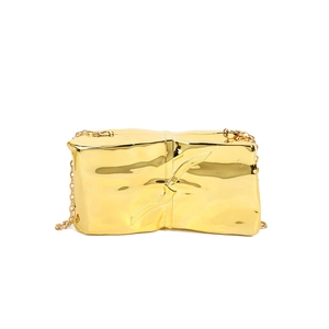 Elegante pochette dorata effetto stropicciato con nodo e tracolla a catena