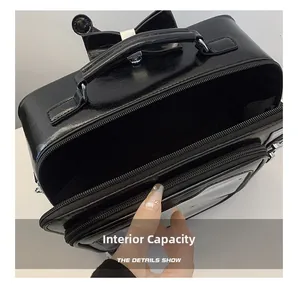 Vista macro che mostra l'ampio spazio interno di questa borsa trasparente alla moda