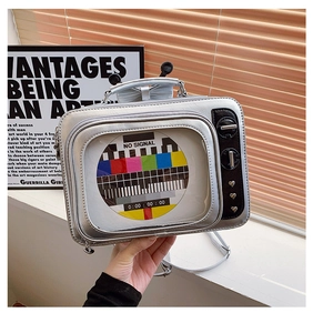 Dettaglio della borsa TV argento con finestra in PVC trasparente e motivo retrò no signal