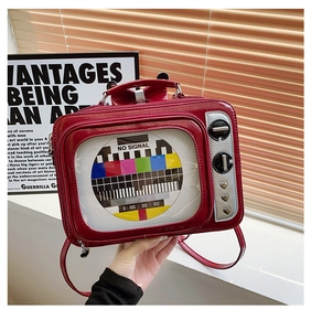 Dettaglio della borsa a tracolla rossa a forma di TV vintage con finestra trasparente e manopole