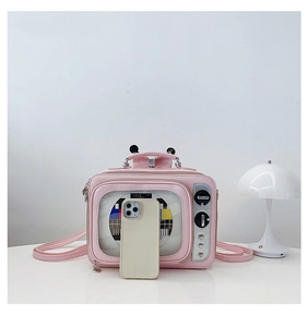 Dettaglio borsa TV vintage rosa con finestra trasparente e scala delle dimensioni