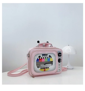 Dettaglio della borsa TV vintage rosa con schermo trasparente e grafica senza segnale