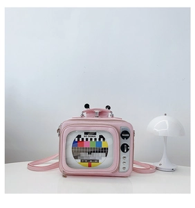 Dettaglio della borsa TV retrò rosa con finestra trasparente e motivo NO SIGNAL