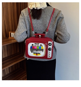 Vista dettagliata del retro di una borsa a tracolla TV retrò rossa con design dello schermo