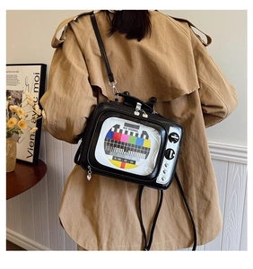 Dettaglio borsa TV vintage con borchie a cuore e grafica No Signal su pelle PU nera