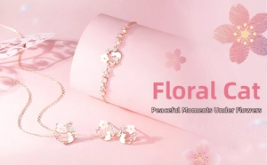 Dettaglio del set di gioielli a forma di gatto in oro rosa con collana, bracciale e orecchini