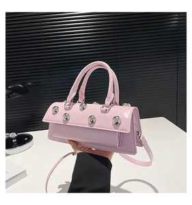 Sac sous le bras en cuir verni rose avec rivets argentés et détails de sangle polyvalents