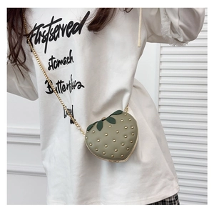 Détail du sac fraise vert olive avec clous dorés et bandoulière en chaîne métal