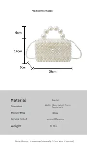 Détail du sac tissé en perles blanches fait main avec dimensions 19x14x6cm