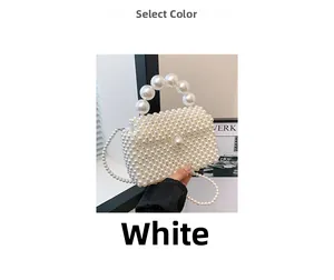 Détail d'un mini sac en perles blanches tressées avec poignée de luxe et bandoulière
