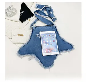 Détail du sac bandoulière en denim en forme d'étoile avec des bords effilochés