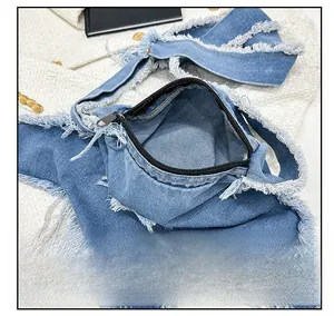 Détail de l'intérieur du sac en denim avec fermeture éclair en métal noir et bords effilochés