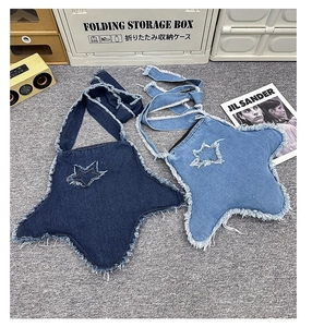 Détail de deux sacs à bandoulière en denim en forme d'étoile avec des bords effilochés