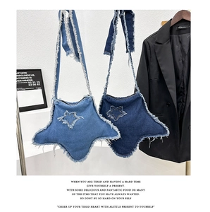Détail de sacs bandoulière en jean en forme d'étoile bleu clair et foncé à bords effilochés