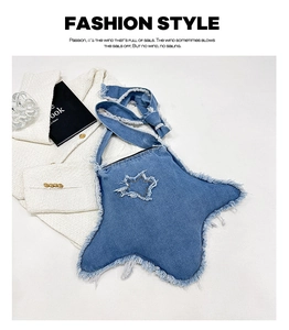 Détail du sac à bandoulière en jean bleu en forme d'étoile avec bords effilochés