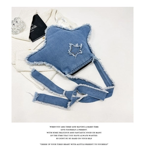 Sac à bandoulière en denim bleu en forme d'étoile avec bords effilochés et nœud