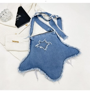 Sac bandoulière en denim en forme d'étoile avec bords effilochés et finition bleue tendance
