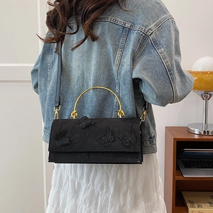 Sac bandoulière chic en dentelle noire avec papillons et poignée dorée