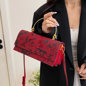Sac bandoulière rouge avec broderies papillons 3D et poignée en anneau métallique doré