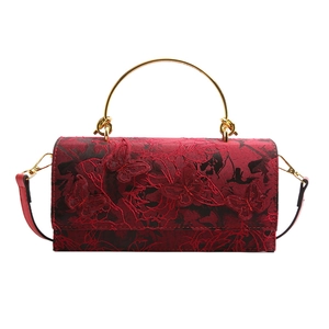 Sac à main rouge élégant avec broderie papillon et poignées en métal doré pour femmes