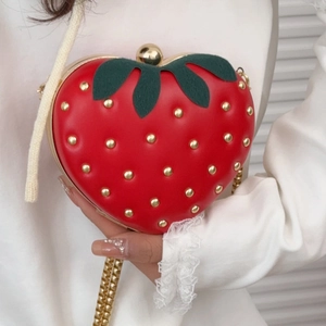Sac À Bandoulière En Forme De Fraise Cuir PU Rivets Dorés Forme De Cœur Mini Sac À Main Avec Chaîne Pour Femmes Filles