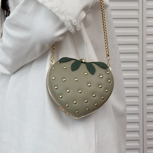 Sac bandoulière vert en forme de fraise avec rivets dorés et bandoulière chaîne