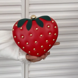 Sac à main créatif en forme de fraise avec clous dorés et fermeture feuille verte