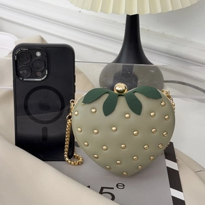 Sac bandoulière tendance en forme de fraise avec rivets dorés et chaîne en métal