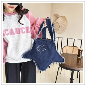 Détail du sac fourre-tout en jean en forme d'étoile avec bords effilochés et zip
