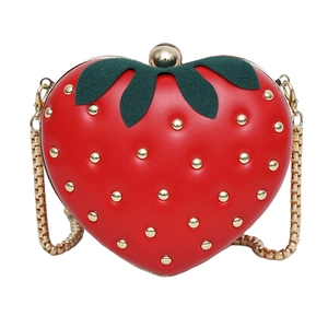 Sac bandoulière chic en forme de fraise avec clous dorés et fine bandoulière chaîne
