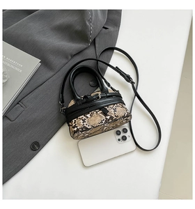 Mini borsa a conchiglia stampa serpente con manici neri e smartphone per riferimento dimensioni