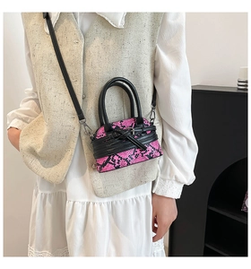 Mini borsa a conchiglia con motivo a serpente rosa e nero su abito elegante