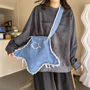Sac bandoulière en denim en forme d'étoile avec bords effilochés et sangle bleue décontractée