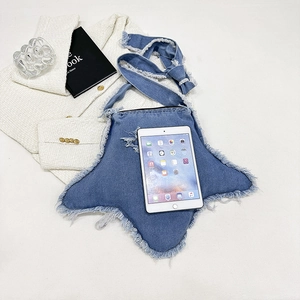 Sac bandoulière en jean en forme d'étoile avec bords effilochés et détails délavés avec iPad
