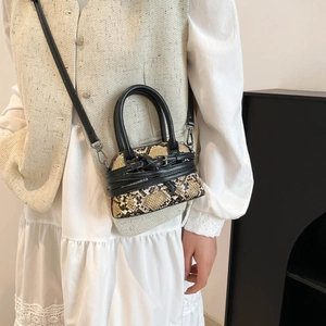 Elegante borsa a mano a conchiglia con stampa serpente, fibbia e tracolla rimovibile