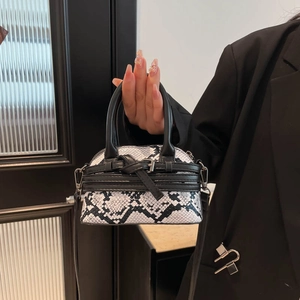 Elegante borsa a mano con stampa serpente e tracolla regolabile per donna moderna
